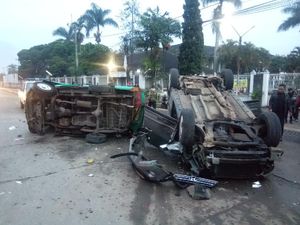 Tabrakan, Mobil CRV Terbalik dan Angkot Terguling di Jalan Raya Bandung-Garut