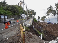 Jelang WSBK, Jalan di Kawasan Wisata Senggigi Amblas