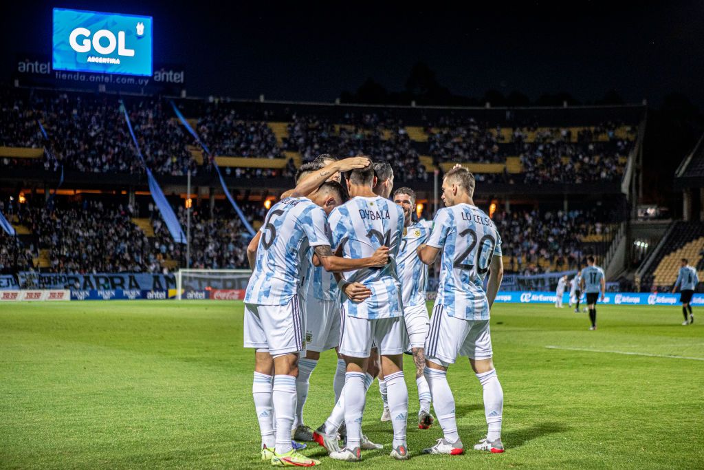 MONTEVIDEO, URUGUAY - NOVEMBER 12: Angel Di Maria of Argentina celebrates with teammates after scoring his team's first goal during a match between Uruguay and Argentina as part of FIFA World Cup Qatar 2022 Qualifiers at Campeón del Siglo Stadium on November 12, 2021 in Montevideo, Uruguay. (Photo by Ernesto Ryan/Getty Images)