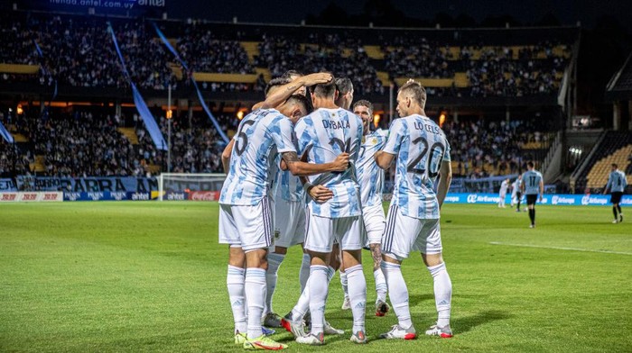 MONTEVIDEO, URUGUAY - NOVEMBER 12: Angel Di Maria of Argentina celebrates with teammates after scoring his teams first goal during a match between Uruguay and Argentina as part of FIFA World Cup Qatar 2022 Qualifiers at Campeón del Siglo Stadium on November 12, 2021 in Montevideo, Uruguay. (Photo by Ernesto Ryan/Getty Images)
