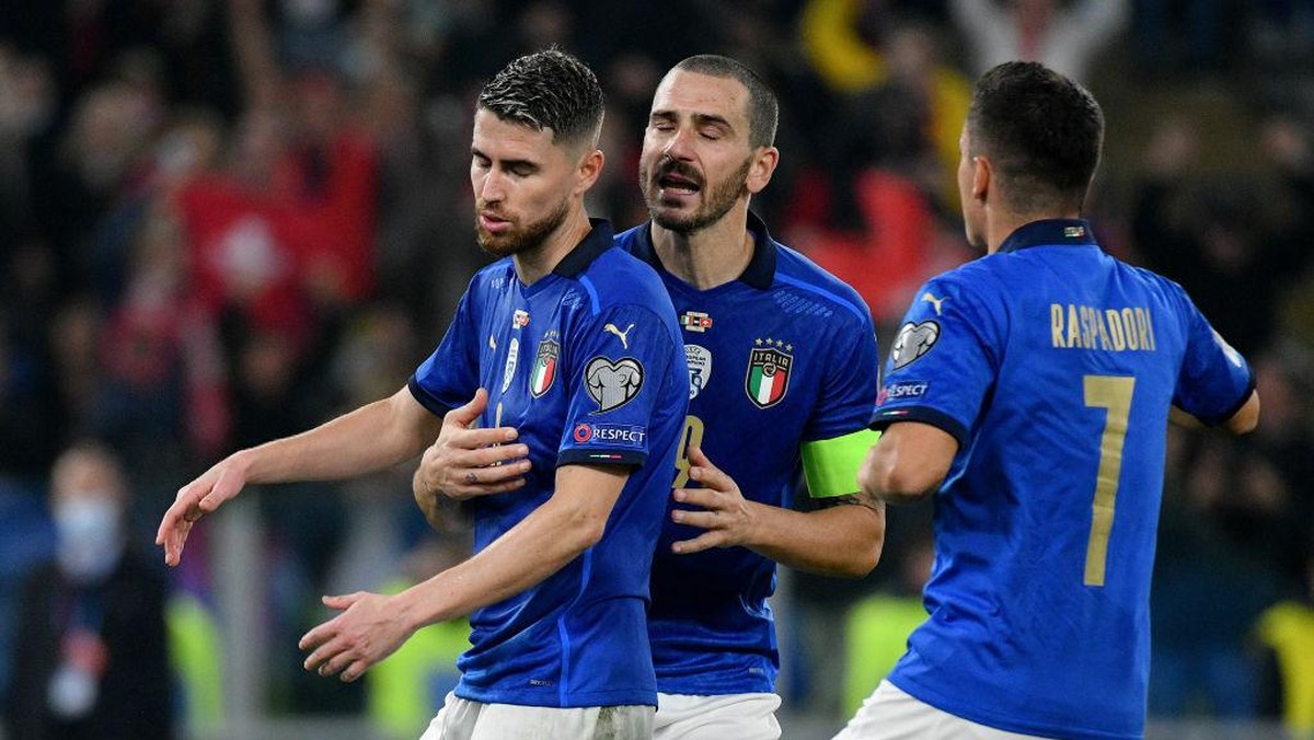 Jorginho ditenangkan rekannya saat gagal mengeksekusi penalti ke gawang Swiss. (Foto: Getty Images/Marco Rosi)