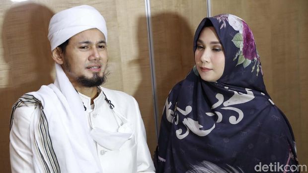 Kemesraan Ustaz Guntur Bumi dan Puput Melati