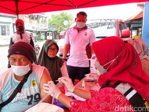 Serbuan Vaksinasi di Sidoarjo Sasar Pedagang Pasar Tradisional