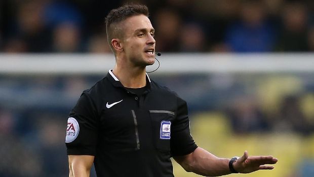 wasit gay james adcock divisi championship LONDON, ENGLAND - NOVEMBER 08: Referee James Adcock during the Sky Bet Championship match between Millwall and Brentford at The Den on November 8, 2014 in London, England. (Photo by Jordan Mansfield/Getty Images)