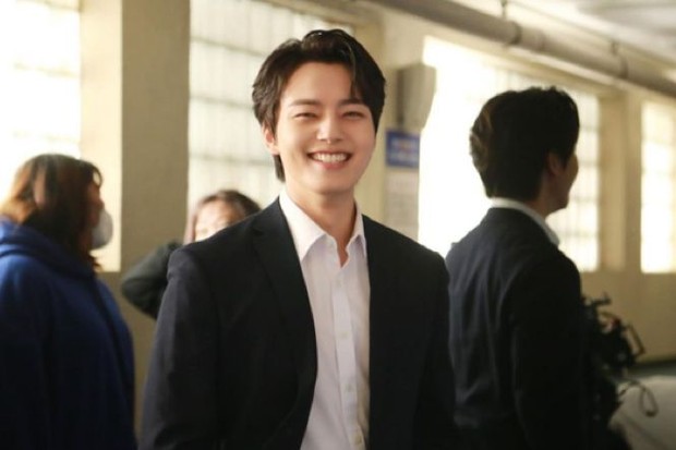 Setelah sukses membintangi Hotel Del Luna bersama IU di 2019, Yeo Jin Goo kembali mengambil tawaran akting di tahun ini.