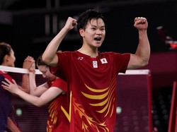 Kagetnya Yuta Watanabe Lihat Foto Kecenya Dipajang di Bandara Haneda