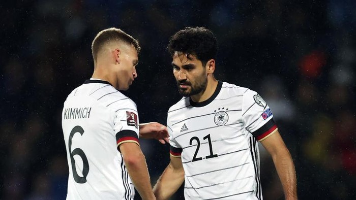 REYKJAVIK, ICELAND - SEPTEMBER 08: Joshua Kimmich and Ilkay Guendogan of Germany shake hands after the 2022 FIFA World Cup Qualifier match between Iceland and Germany at Laugardalsvollur National on September 08, 2021 in Reykjavik, Iceland. (Photo by Alex Grimm/Getty Images)