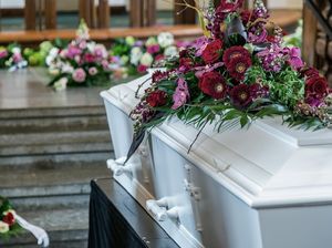 Bukannya Sedih, Wanita Ini Viral Gegara Pose Seksi Depan Peti Mati Ayahnya