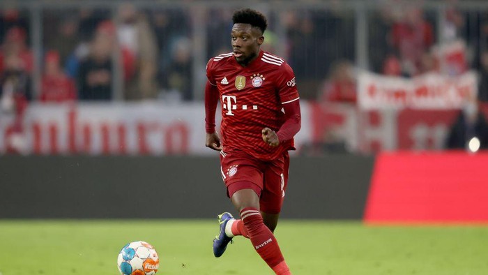 MUNICH, GERMANY - NOVEMBER 06: Alphonso Davies of FC Bayern München runs with the ball during the Bundesliga match between FC Bayern München and Sport-Club Freiburg at Allianz Arena on November 06, 2021 in Munich, Germany. (Photo by Alexander Hassenstein/Getty Images)