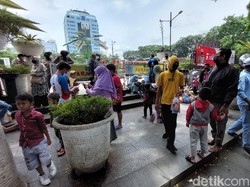 Akhir Pekan, Pengunjung Alun-alun Bandung Antre 1 Jam