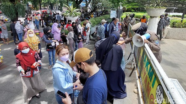 Adapun jumlah wisatawan yang diperbolehkan masuk ke Alun-alun Bandung masih dibatasi (Wisma Putra/detikTravel) Adapun jumlah wisatawan yang diperbolehkan masuk ke Alun-alun Bandung masih dibatasi (Wisma Putra/detikTravel)