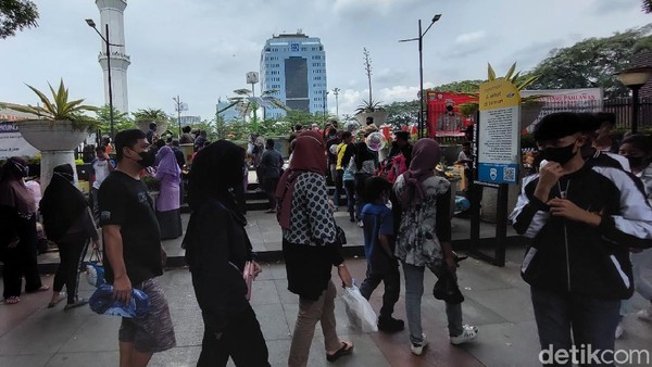 Menurut salah satu wisatawan, ia harus menunggu sekitar 45 menit untuk dapat masuk ke Alun-alun Bandung (Wisma Putra/detikTravel) Menurut salah satu wisatawan, ia harus menunggu sekitar 45 menit untuk dapat masuk ke Alun-alun Bandung (Wisma Putra/detikTravel)