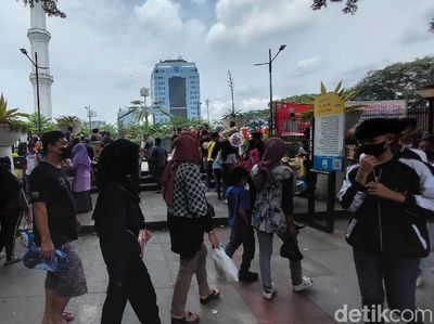 Potret Keramaian Mengular di Alun-alun Bandung