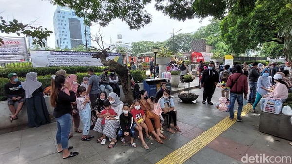 Keramaian itu pun telah tampak sejak Minggu pagi. Hampir tak ada tempat duduk kosong di area yang disediakan (Wisma Putra/detikTravel) Keramaian itu pun telah tampak sejak Minggu pagi. Hampir tak ada tempat duduk kosong di area yang disediakan (Wisma Putra/detikTravel)