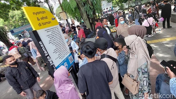Wisatawan pun diminta mengisi formulir secara manual. Tidak menggunakan aplikasi PeduliLindungi (Wisma Putra/detikTravel) Wisatawan pun diminta mengisi formulir secara manual. Tidak menggunakan aplikasi PeduliLindungi (Wisma Putra/detikTravel)