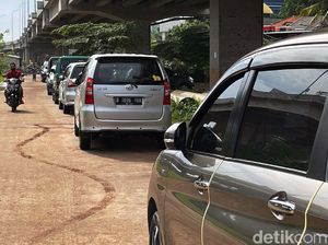 Skill Dewa! Cara Parkir Mobilnya Buat Takjub