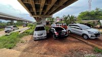 Antisipasi Banjir, Warga Cipinang Melayu Parkir Mobil di Kolong Tol