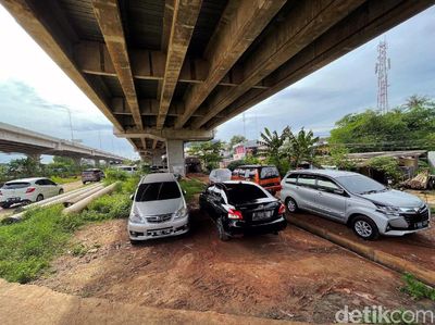 Antisipasi Banjir, Warga Cipinang Melayu Parkir Mobil di Kolong Tol
