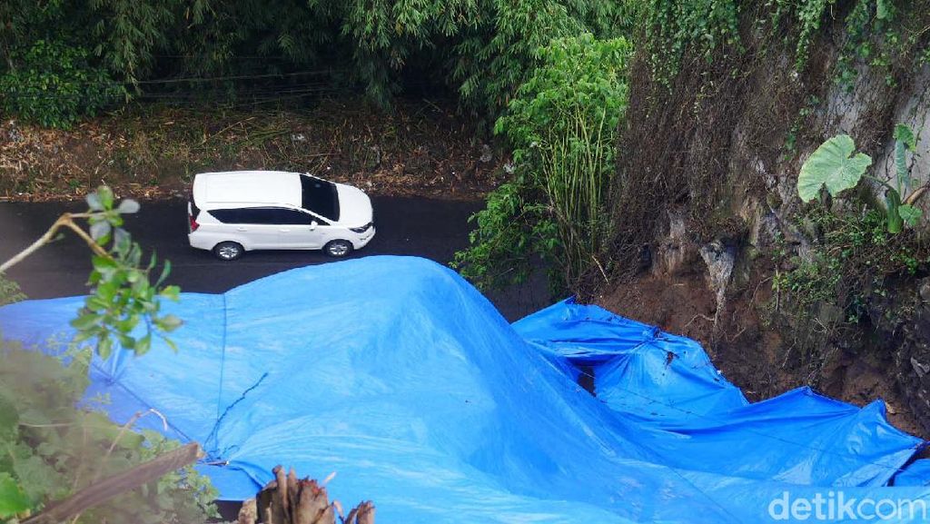 Awas! Waspada Longsor Susulan di Jalan Kolonel Masturi Lembang Awas! Waspada Longsor Susulan di Jalan Kolonel Masturi Lembang