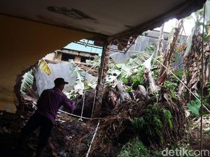 Bangunan SMAN 1 Lembang Porak Poranda Diterjang Banjir Bandang Bangunan SMAN 1 Lembang Porak Poranda Diterjang Banjir Bandang