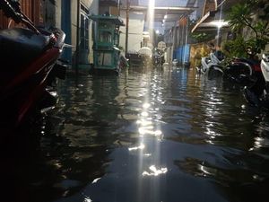 Hujan Lebat 2 Jam, Kawasan Petemon Surabaya Banjir