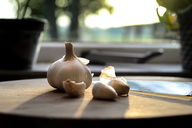 Bawang putih, mengeringkan jerawat sekaligus membakar kulitmu./Foto: Pexels.com/Skitterphoto