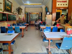 Bikin Penasaran, Ini Alasan Rumah Makan Padang Penuh dengan Kaca