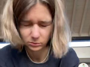 Bule Ini Kapok  Makan Kunyit Mentah, Aksinya Bikin Kesal Netizen