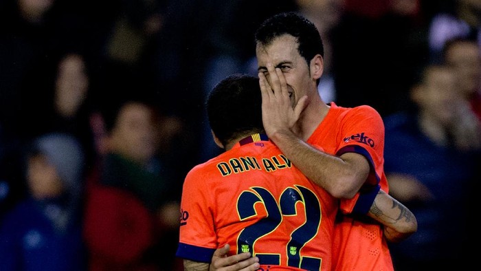 VALENCIA, SPAIN - NOVEMBER 30:  Sergio Busquets Burgos (R) of FC Barcelona embraces his teammate Dani Alves celebrating scoring their opening goal during the La Liga match between Valencia CF and FC Barcelona at Estadi de Mestalla on November 30, 2014 in Valencia, Spain.  (Photo by Gonzalo Arroyo Moreno/Getty Images)
