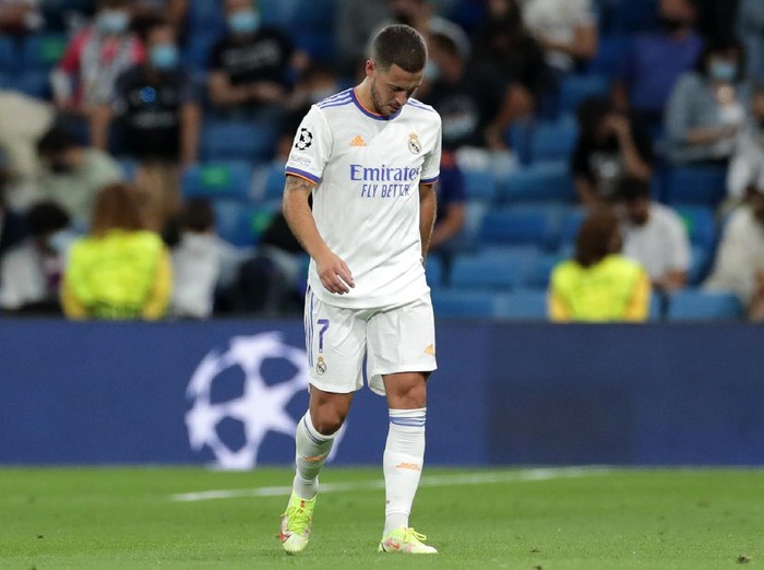 MADRID, SPAIN - SEPTEMBER 28: Eden Hazard of Real Madrid looks dejected during the UEFA Champions League group D match between Real Madrid and FC Sheriff at Estadio Santiago Bernabeu on September 28, 2021 in Madrid, Spain. (Photo by Gonzalo Arroyo Moreno/Getty Images)