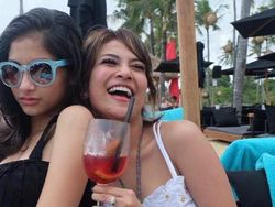 Intip Lagi Momen Faye Nicole dan Mendiang Vanessa Angel saat Nongkrong Bareng