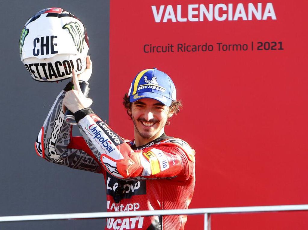 Akhirnya! (Helm) Rossi Naik Podium di Balapan Terakhir Akhirnya! (Helm) Rossi Naik Podium di Balapan Terakhir