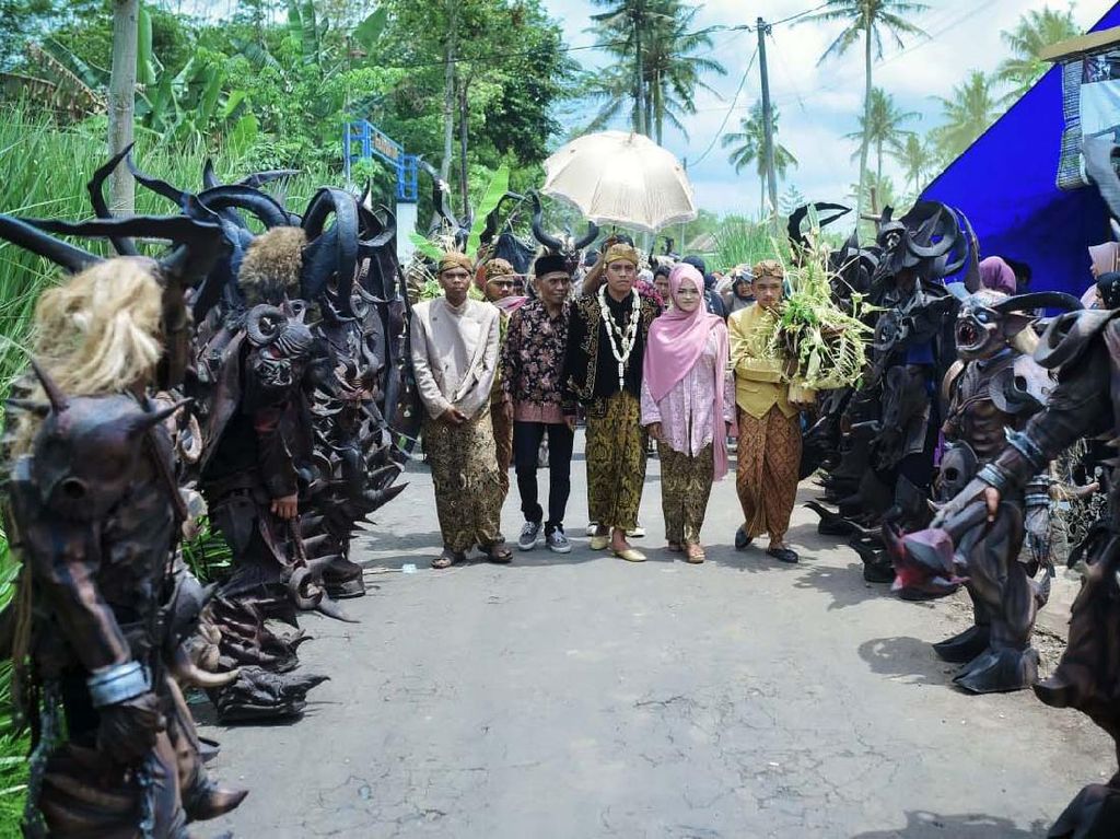 Ini Deretan Cosplay Pengantar Pengantin Pria di Malang yang Viral Ini Deretan Cosplay Pengantar Pengantin Pria di Malang yang Viral