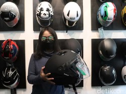 Kocak, Cuma Siswi Ini yang Gunakan Hijab untuk Melindungi Helm