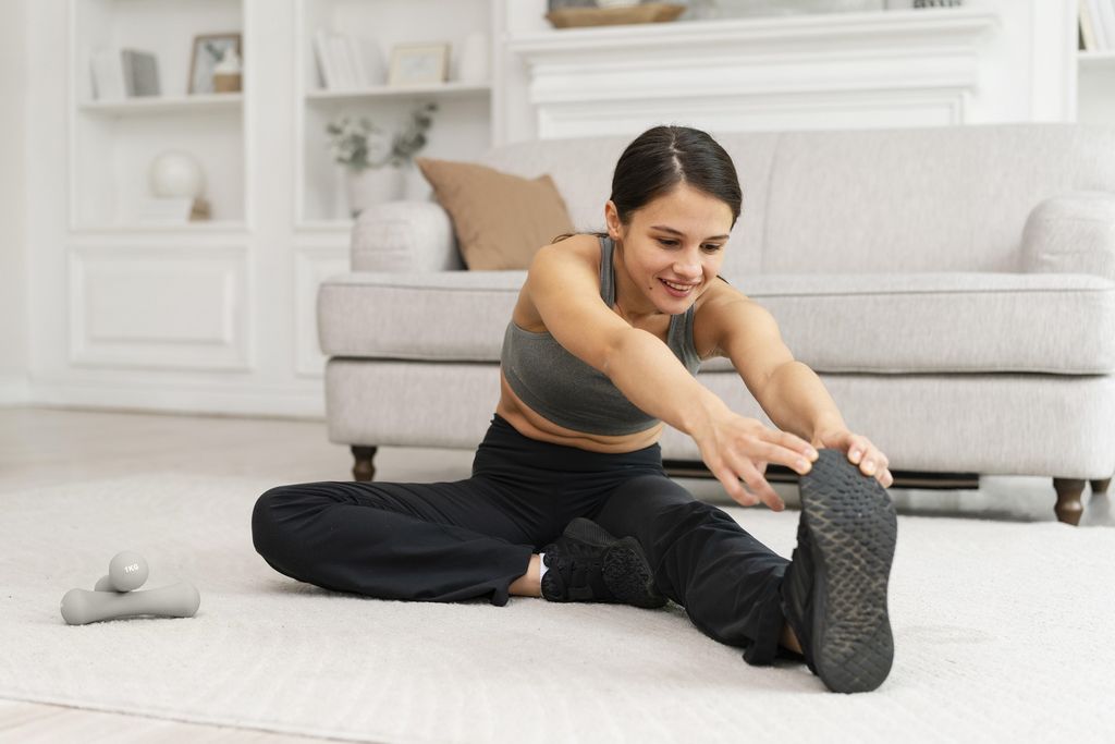 Introvert bisa olahraga sendiri dengan home workout lewat Youtube/Foto: Freepik.com/freepik