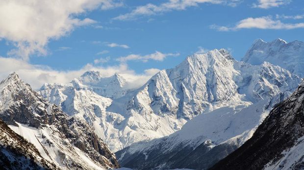 Mountain range on the Manaslu-trek in the Himalayas, Nepal