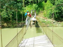 Jembatan Gantung di Polman Rusak, Warga Bertaruh Nyawa Seberangi Sungai