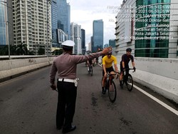 Lihat, Pesepeda Melintas JLNT Casablanca Jaksel Ditegur Polisi