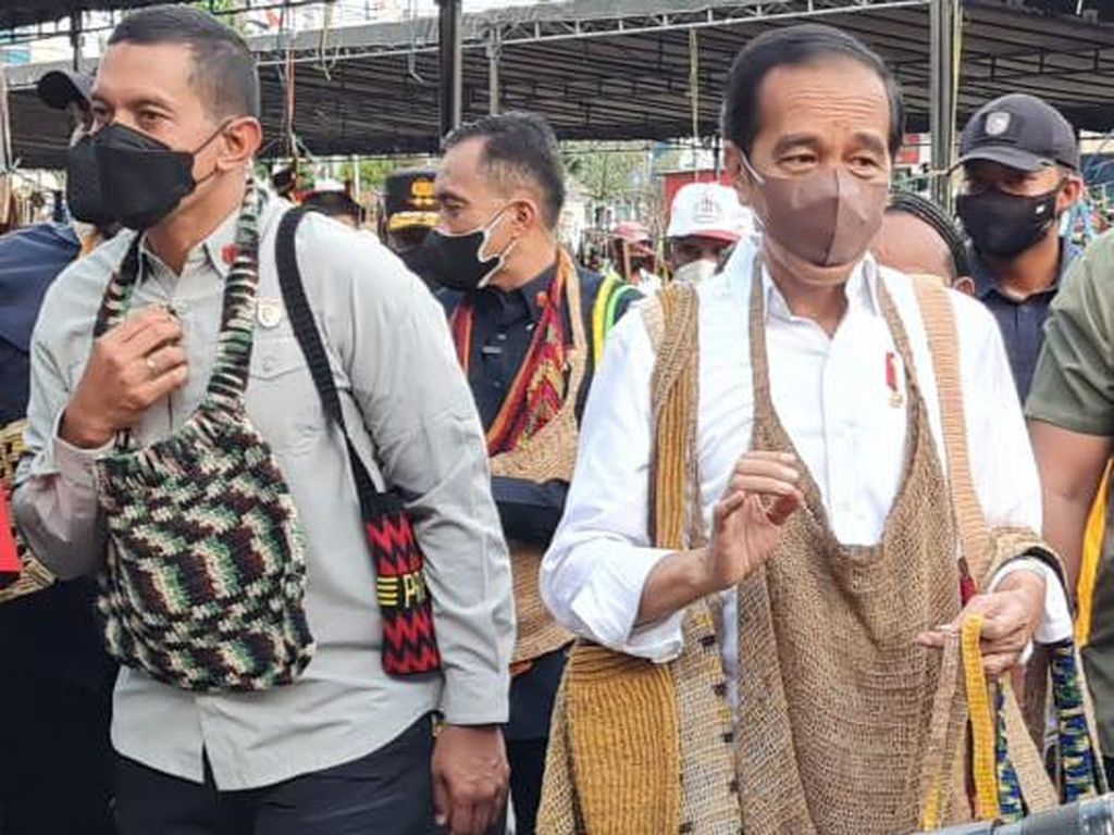 Jokowi Beli Noken di Papua, Stafsus Tegaskan Bukan Pencitraan Tapi Cinta
