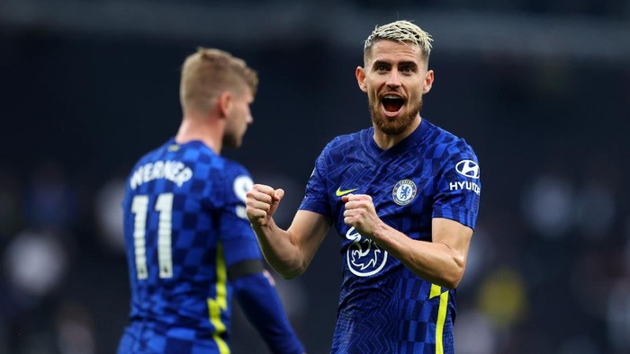 LONDON, ENGLAND - SEPTEMBER 19: Jorginho of Chelsea acknowledges the fans after his sides victory in the Premier League match between Tottenham Hotspur and Chelsea at Tottenham Hotspur Stadium on September 19, 2021 in London, England. (Photo by Catherine Ivill/Getty Images)