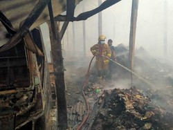 Lapak Pengolahan Sampah di Tangerang Terbakar, 2 Truk Hangus