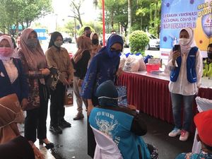 Ketua TP-PKK Kalteng Tinjau Vaksinasi Massal di Palangka Raya