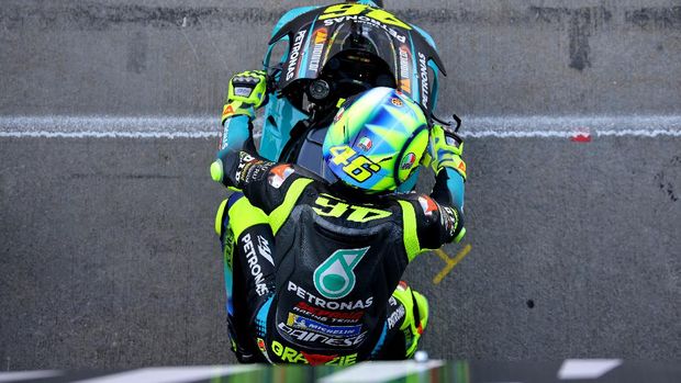 Yamaha-SRT Italian rider Valentino Rossi leaves the box during the fourth free practice session of the MotoGP Comunitat Valenciana Grand Prix at the Ricardo Tormo racetrack in Cheste, on November 13, 2021. (Photo by JOSE JORDAN / AFP)