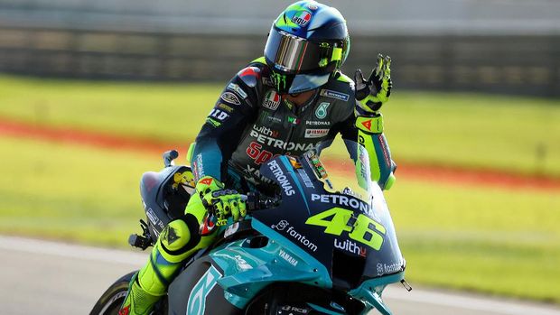 Yamaha-SRT Italian rider Valentino Rossi waves to fans as he rides during the fourth free practice session of the MotoGP Comunitat Valenciana Grand Prix at the Ricardo Tormo racetrack in Cheste, on November 13, 2021. (Photo by JOSE JORDAN / AFP)