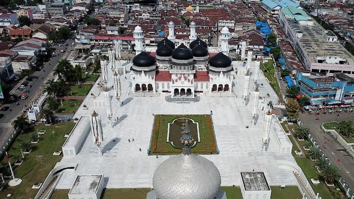 Sejumlah bawah umur berada di kawasan Masjid Raya Baiturrahman, Banda Aceh, Aceh, Rabu (10/11/2021). Masjid Raya Baiturrahman ialah ikon Provinsi Aceh yang tergolong dalam salah satu masjid tertua dan termegah di Asia yang dibangun kala 16 pada masa Kerajaan Sultan Iskandar Muda yang menjadi objek rekreasi religi bagi turis domestik dan mancanegara. ANTARA FOTO/Syifa Yulinnas/aww.