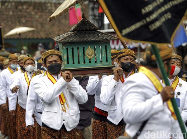 Melihat Tradisi Nawu Sendang di Makam Raja Mataram