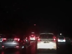 Minggu Malam, Lalin Tol Jagorawi Arah Jakarta Padat-Merayap!