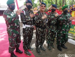 Hadiri HUT Brimob ke 76, Umuh Muchtar Gagah Pakai Seragam Loreng