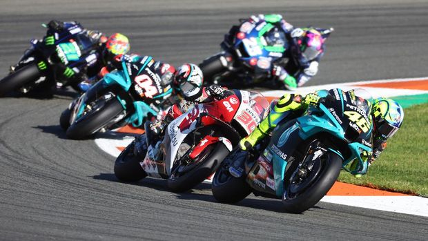 Petronas Yamaha SRT Italian rider Valentino Rossi rides ahead LCR Honda Idemitsu Japanese rider Takaaki Nakagami and Petronas Yamaha SRT Italian rider Andrea Dovizioso during the MotoGP race of the Valencia Grand Prix at the Ricardo Tormo racetrack in Cheste, on November 14, 2021. (Photo by JOSE JORDAN / AFP)