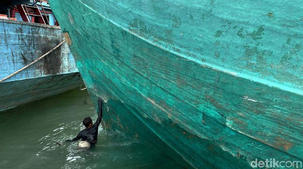 Nelayan Muara Baru Waspada Cuaca Ekstrem Selama Pancaroba